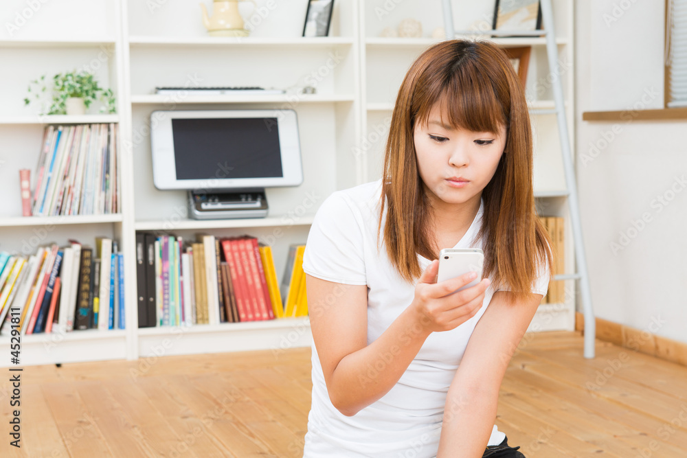 スマートフォンを見る女性