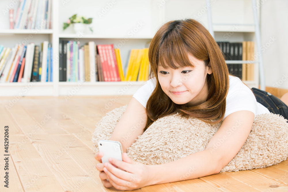 スマートフォンを見る女性