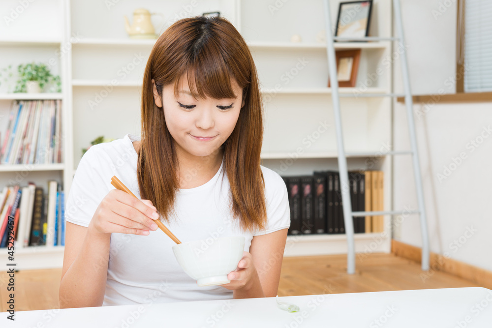 食事をする女性 食事をする女性