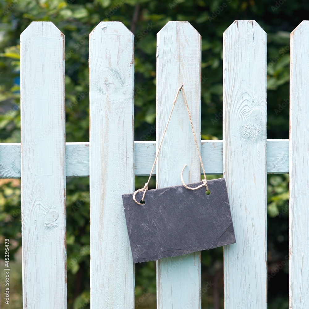 Fototapeta premium Gartenzaun, Schiefertafel