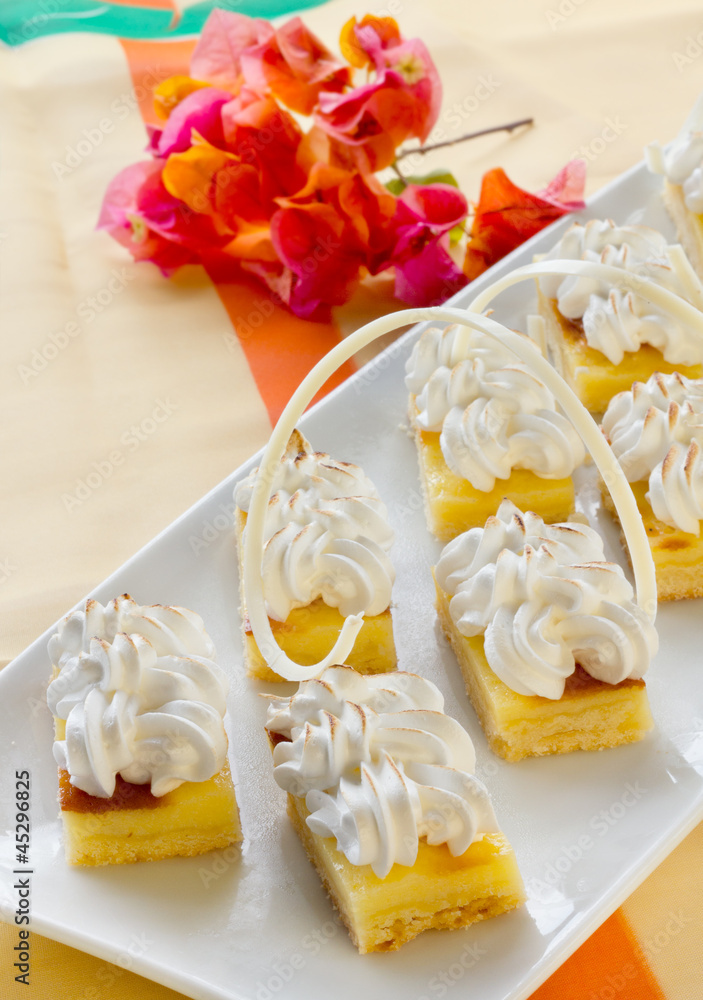Square mini sponge cakes with merengue Square mini sponge cakes with merengue