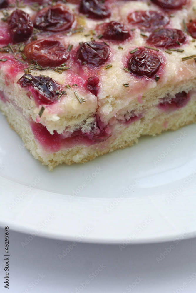 focaccia all'uva fragola su piatto focaccia all'uva fragola su piatto