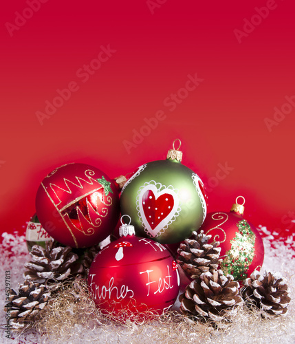 Weihnachtskugeln mit Dekoration