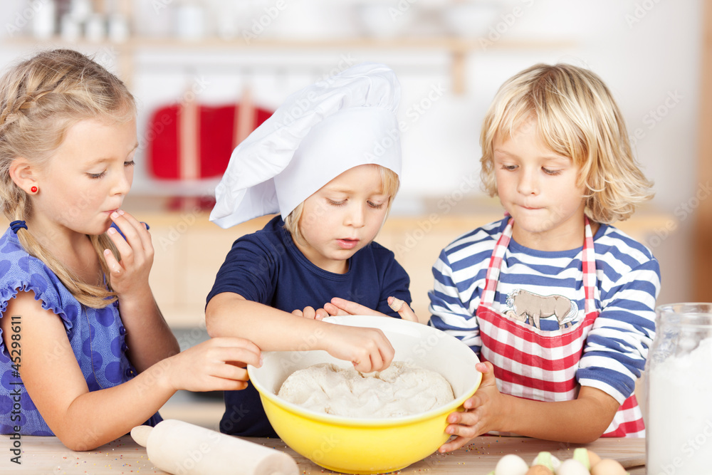 kinder naschen teig Stock Photo Adobe Stock