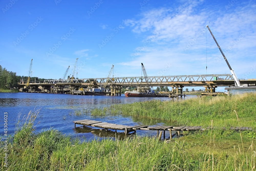 Строительство нового моста через реку