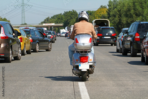 Motorroller im Stau