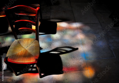 Projection des couleurs d'un vitrail d'église photo