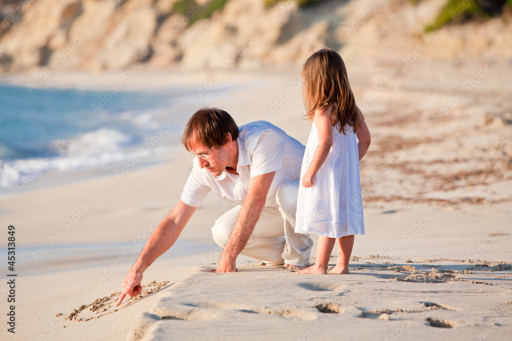 fröhlicher Familien vater mit kleiner Tochter im Urlaub am Stra fröhlicher Familien vater mit kleiner Tochter im Urlaub am Stra