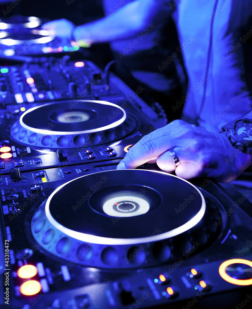 Obraz premium Dj playing the track