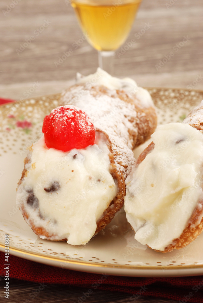 CANNOLI RIPIENI CANNOLI RIPIENI
