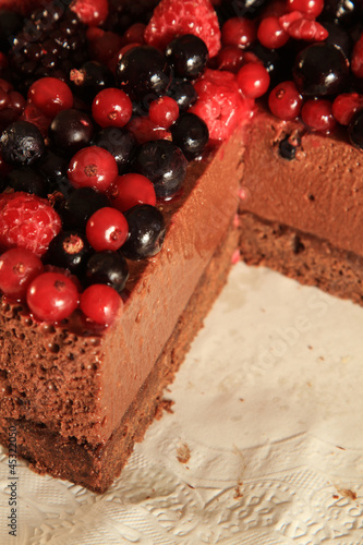 Torta de mousse de chocolate sin una porción. photo