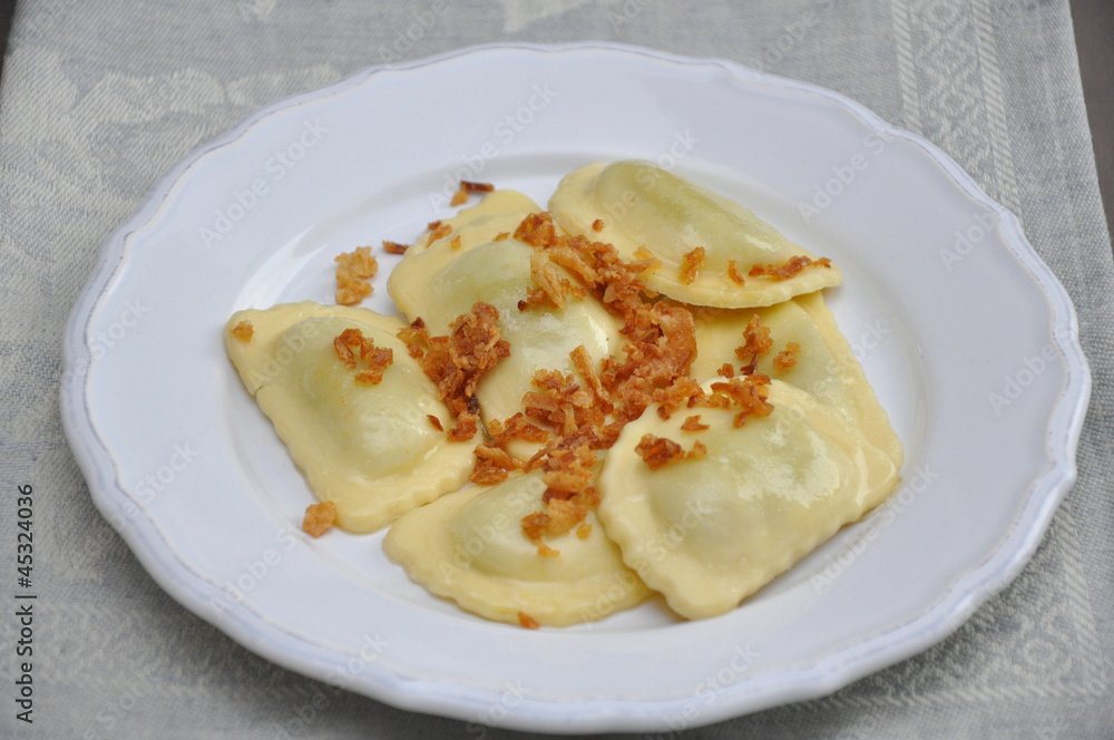Schlutzkrapferl mit Röstzwiebel Querformat Schlutzkrapferl mit Röstzwiebel Querformat