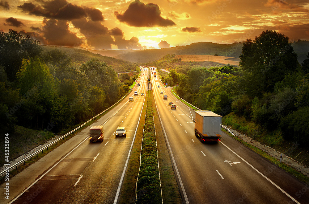 Naklejka premium Autostrada Trafin w zachodzie słońca