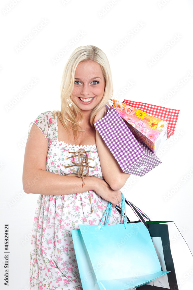 junge blonde frau mit einkaufstaschen junge blonde frau mit einkaufstaschen