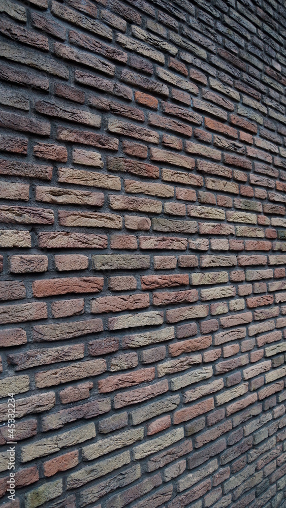 alte Hauswand aus vielen roten und braunen Ziegelsteinen alte Hauswand aus vielen roten und braunen Ziegelsteinen