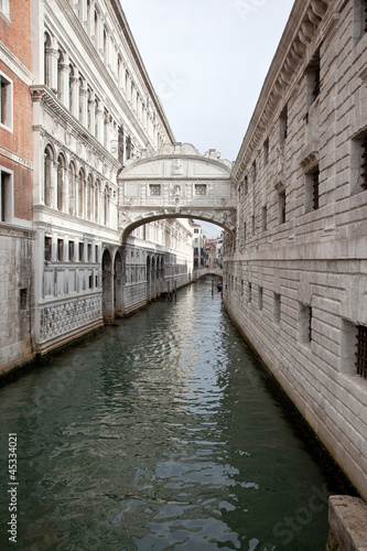 Venice. Bridge of sighs © Pavel Parmenov