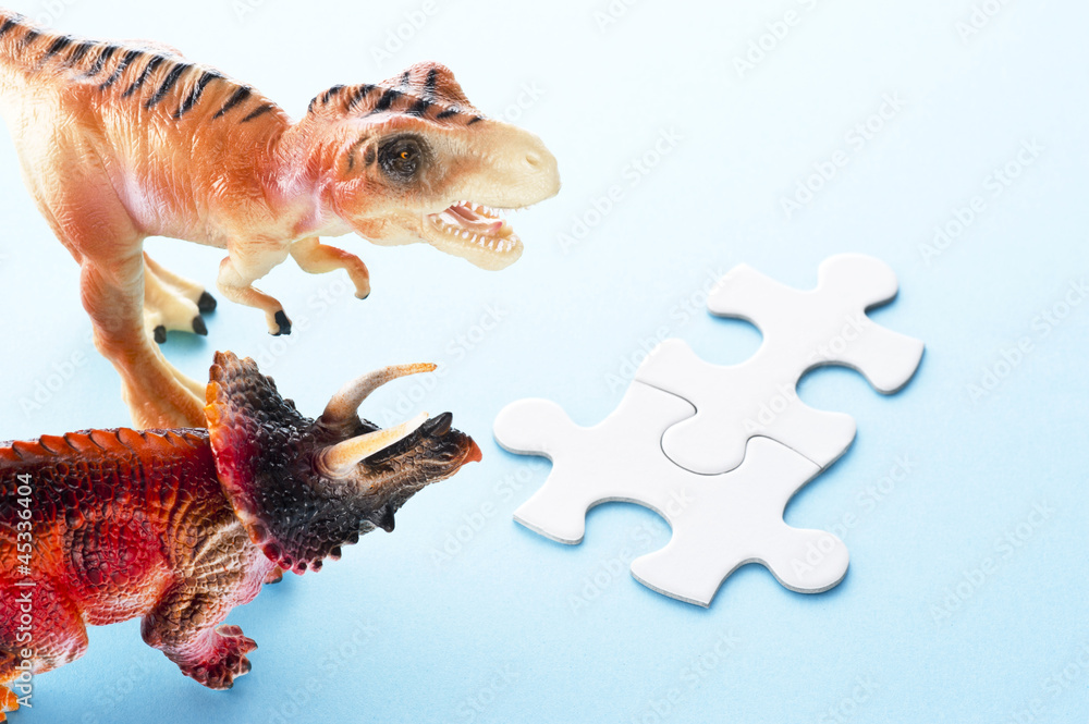 Obraz premium 恐竜の玩具とパズルのピース