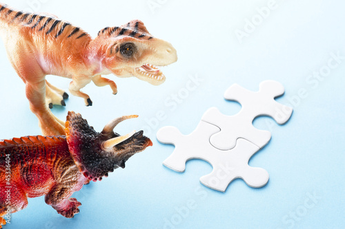 Fototapeta Naklejka Na Ścianę i Meble -  恐竜の玩具とパズルのピース