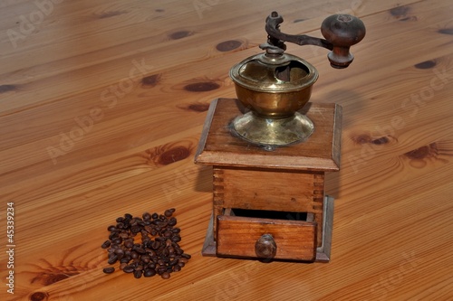 Coffee grinder with coffee