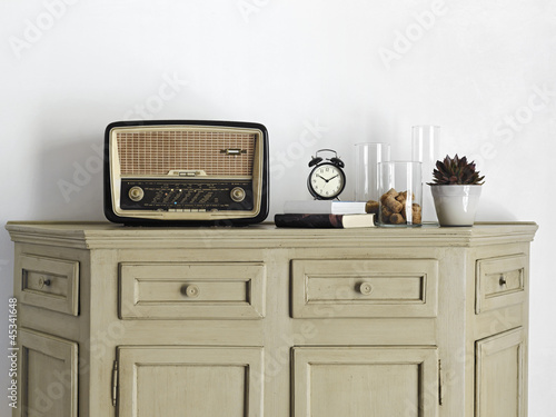 vecchia radio  sul  mobile del soggiorno photo