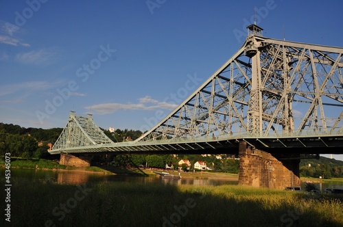 Blaues Wunder von Dresden an der Elbe photo