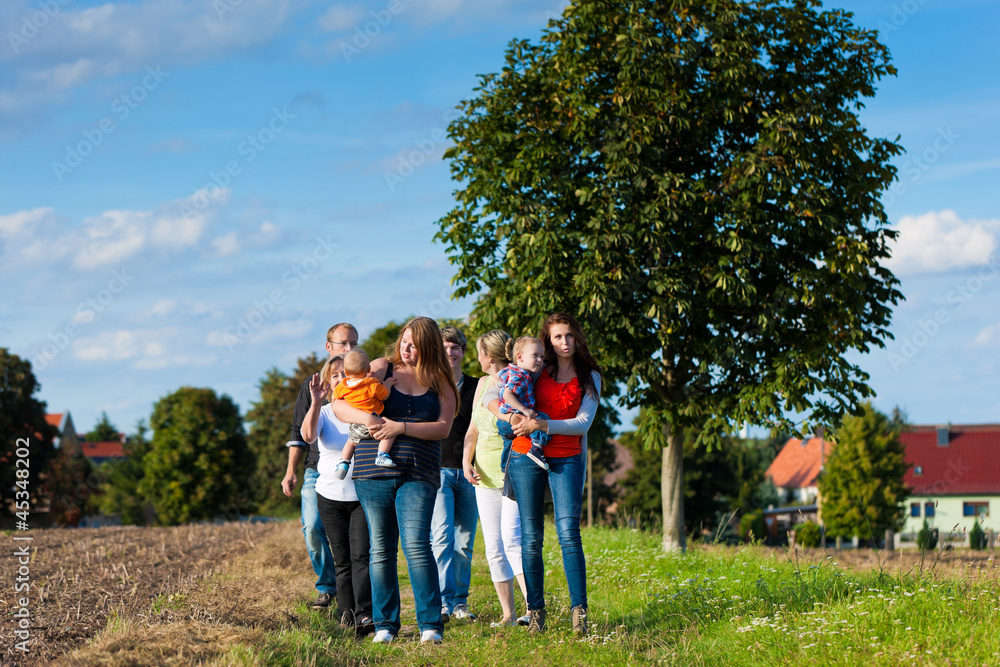 Obraz premium Familie und mehrere Generationen - Spaß auf der Wiese im Sommer