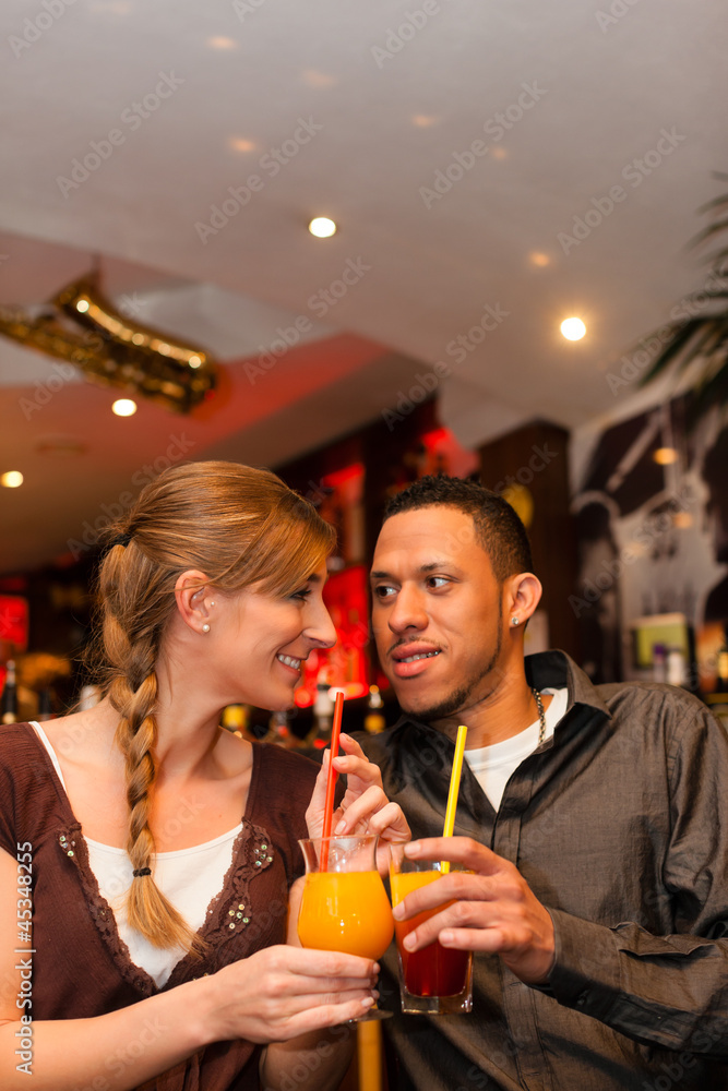 Junges Paar trinkt Cocktails in einer Bar oder Restaurant Junges Paar trinkt Cocktails in einer Bar oder Restaurant