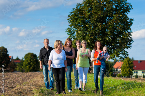 Familie und mehrere Generationen - Spaß auf der Wiese im Sommer