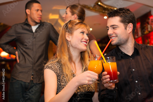 Junges Paar trinkt Cocktails in einer Bar oder Restaurant