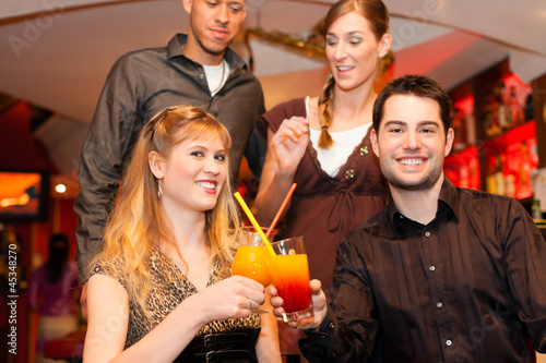 Junges Paar trinkt Cocktails in einer Bar oder Restaurant