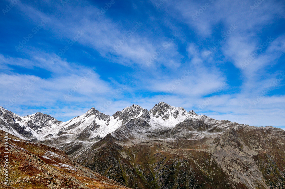 Eine Bergkette in den Alpen unter blauem Himmel und Sonnenschein
