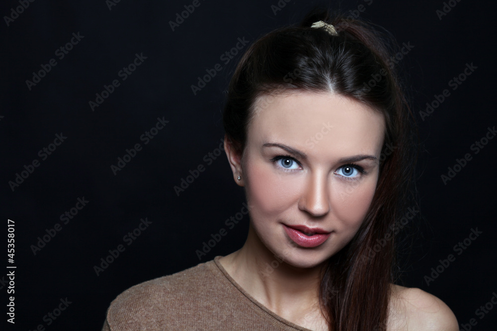Fototapeta premium Piękna młoda kobieta w ciemnym tle