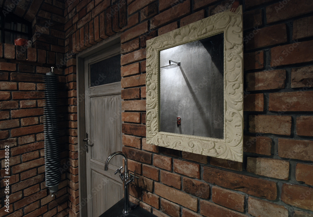 Fototapeta premium Ściana z cegły w łazience.