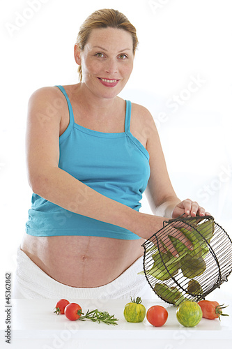 Femme enceinte - Préparation salade photo