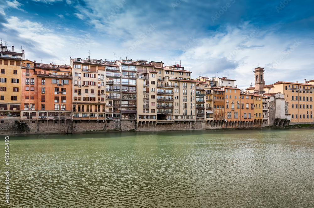 Façades d'immeubles le long de l'Arno à Florence en Toscane en Italie