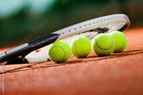 Close up view of tennis racket and balls © Karramba Production