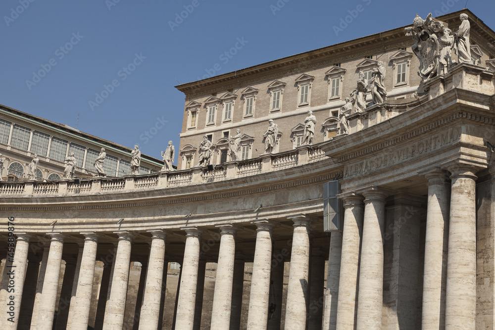 Fototapeta premium Columnata y santos en la Plaza de San Pedro, El Vaticano