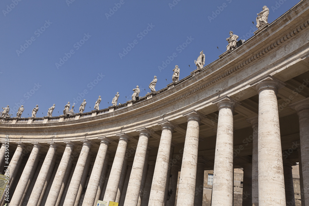 Columnata y santos en la Plaza de San Pedro, El Vaticano