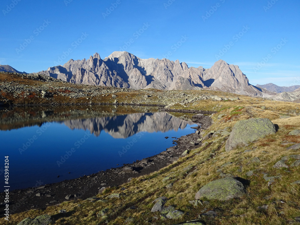 Reflets dans un lac des Alpes Reflets dans un lac des Alpes