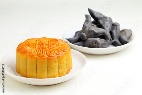 Obraz na plátne Moon cake with water caltrop