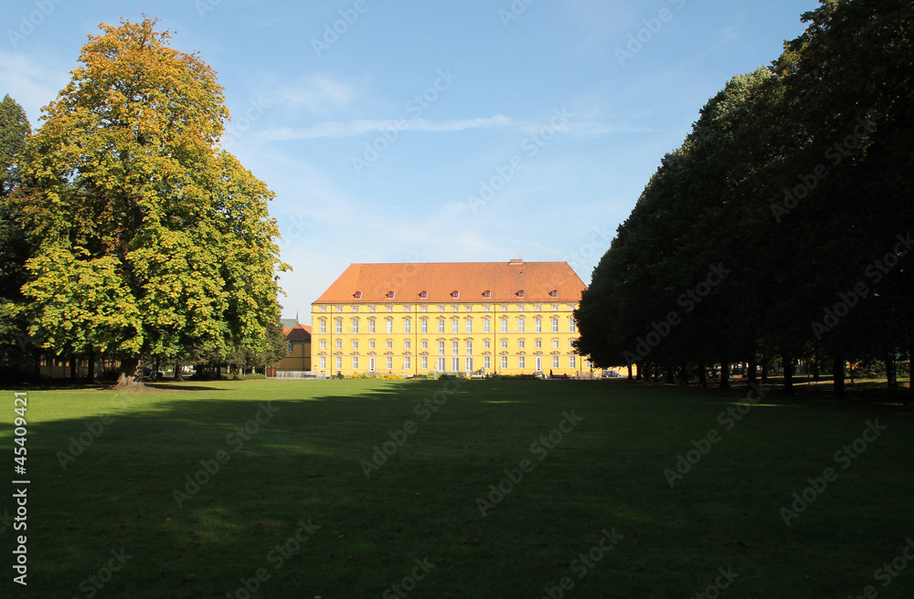 Das Osnabrücker Schloss mit Garten
