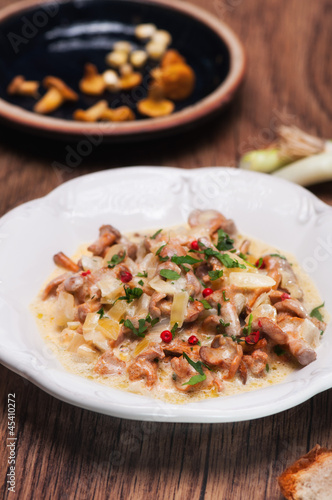 Chanterelle stewed with garlic and fresh herbs