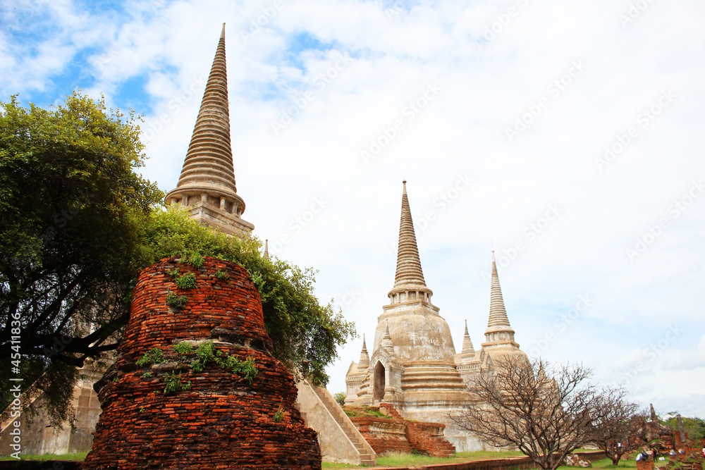 Fototapeta premium Ancient Buddhist temple in Ayutthaya, Thailand.