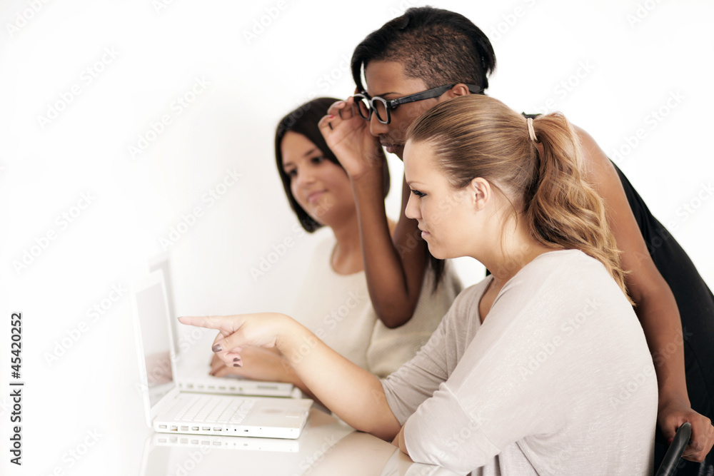 Geschäftsfrauen im Büro Geschäftsfrauen im Büro