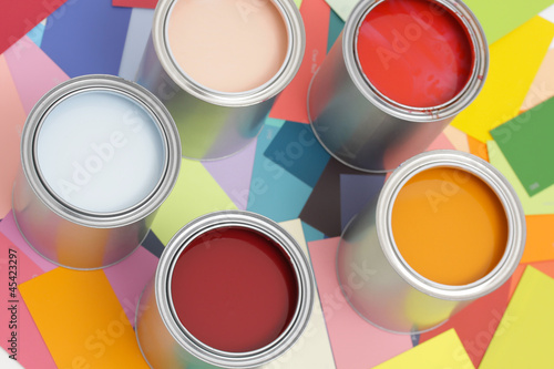 Fünf Farbdosen auf Farbkarten