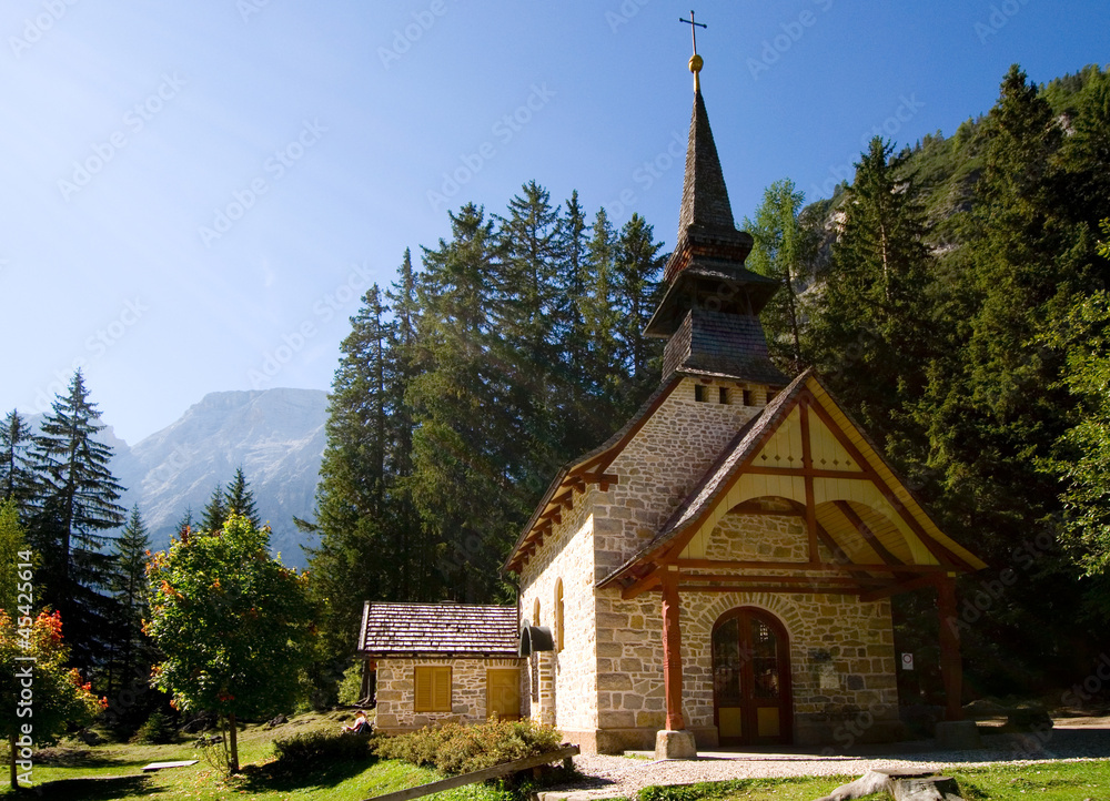 Kapelle am Pragser Wildsee - Dolomiten - Alpen Kapelle am Pragser Wildsee - Dolomiten - Alpen