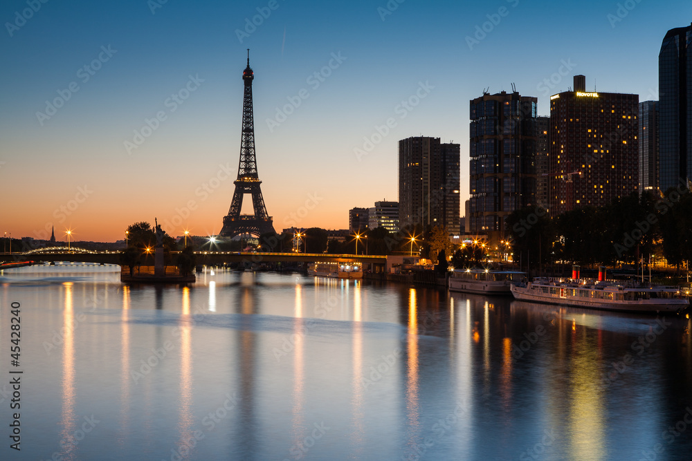 Fototapeta premium Lever de soleil sur la Tour Eiffel de Paris