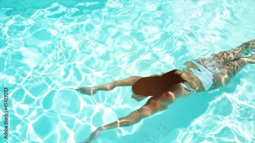 Donna nuota in piscina