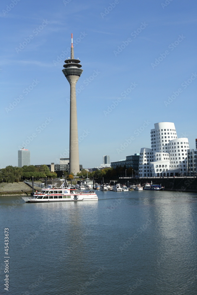 Obraz premium Düsseldorf Medienhafen Ausflugsschiff Rheinturm