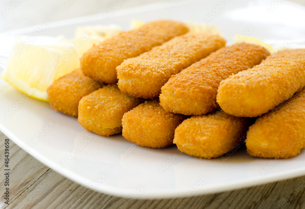 Bastoncini di merluzzo impanati e fritti Bastoncini di merluzzo impanati e fritti